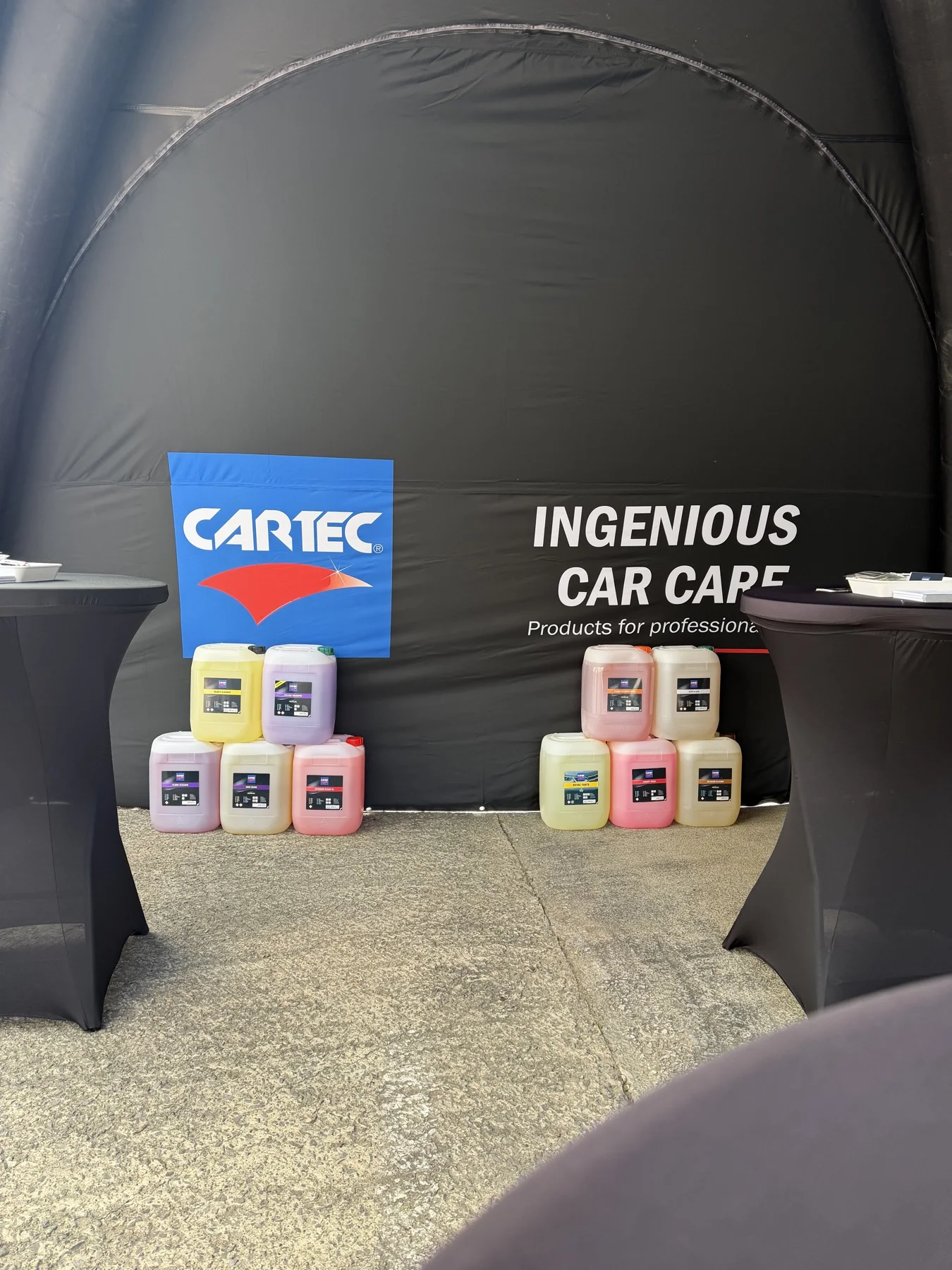 Présentoir de produits Cartec sous la tente — démonstration gratuite Cartec du 25 avril 2026, Sébastien Cartec Wallonie