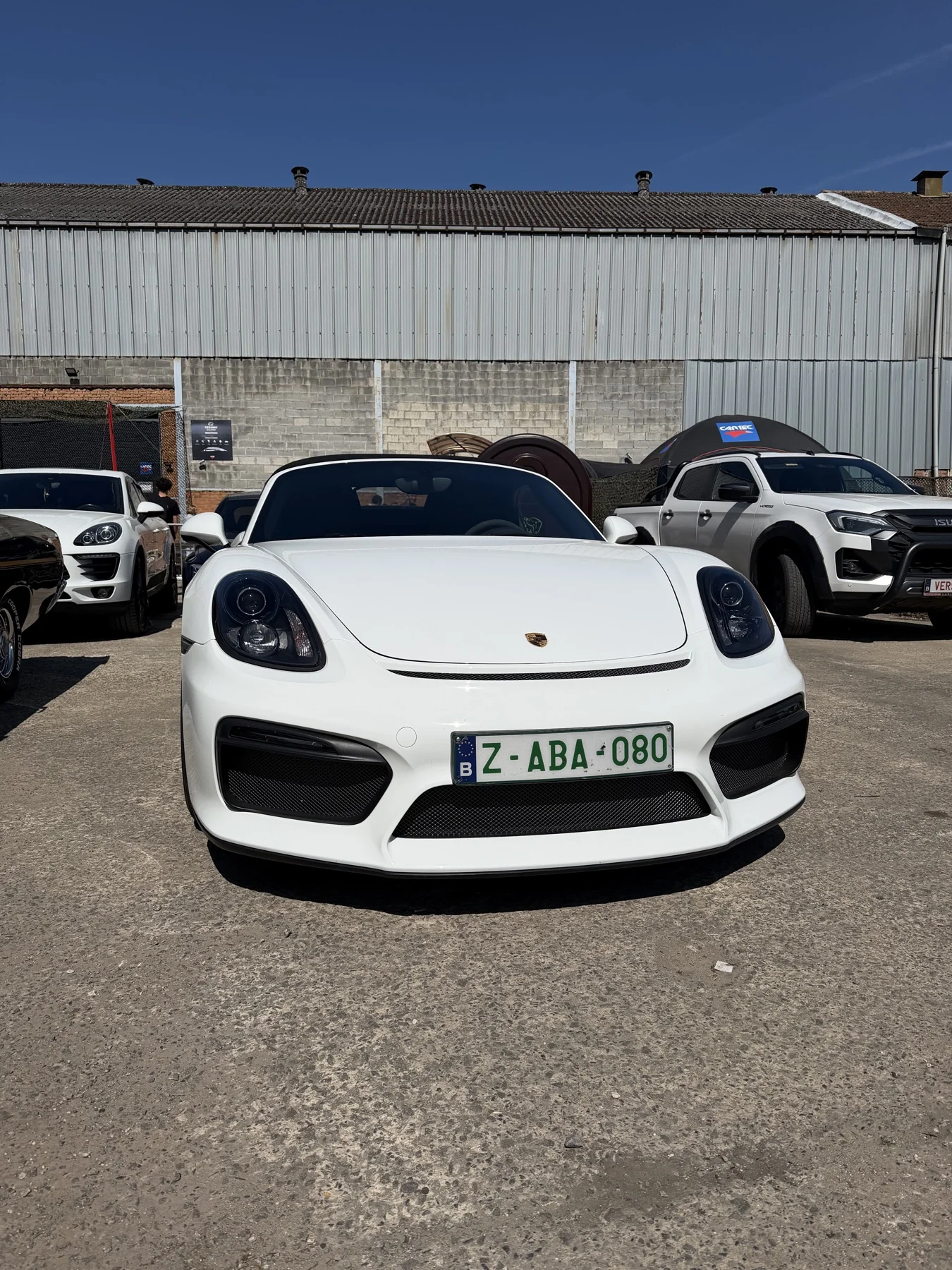 Porsche blanche stationnée lors de la démonstration — démonstration gratuite Cartec du 25 avril 2026, Sébastien Cartec Wallonie