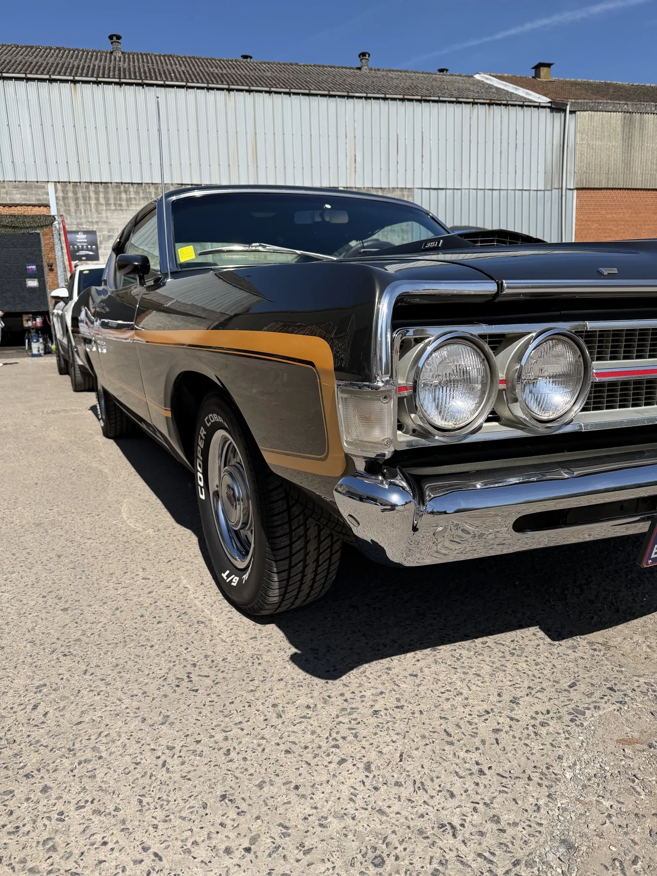Détail de l’avant de la voiture ancienne exposée — démonstration gratuite Cartec du 25 avril 2026, Sébastien Cartec Wallonie