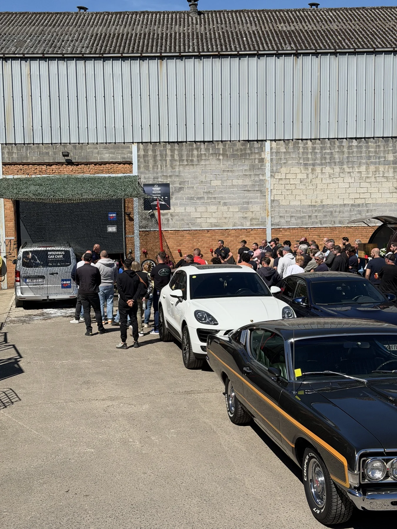 Vue d’ensemble des participants et véhicules présents — démonstration gratuite Cartec du 25 avril 2026, Sébastien Cartec Wallonie