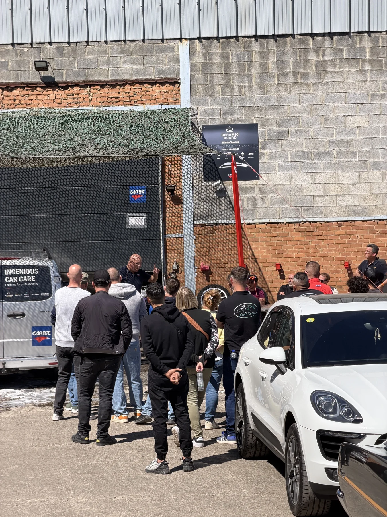 Échanges avec les participants devant l’espace Cartec — démonstration gratuite Cartec du 25 avril 2026, Sébastien Cartec Wallonie