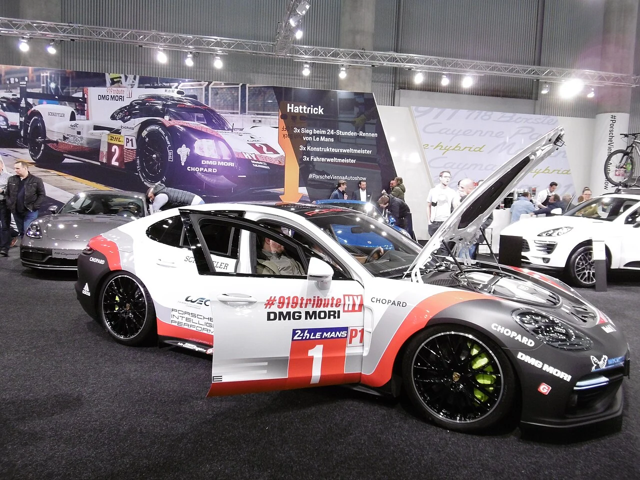 Porsche aux couleurs du sport automobile — Vienna Autoshow 2018 — Autriche — galerie Sébastien Cartec Wallonie