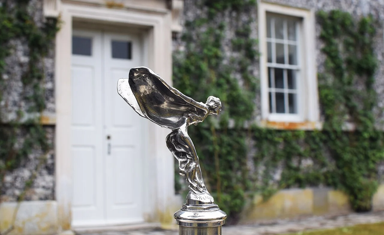 Détail de la Spirit of Ecstasy Rolls-Royce — Goodwood Festival of Speed 2024 — Angleterre — galerie Sébastien Cartec Wallonie