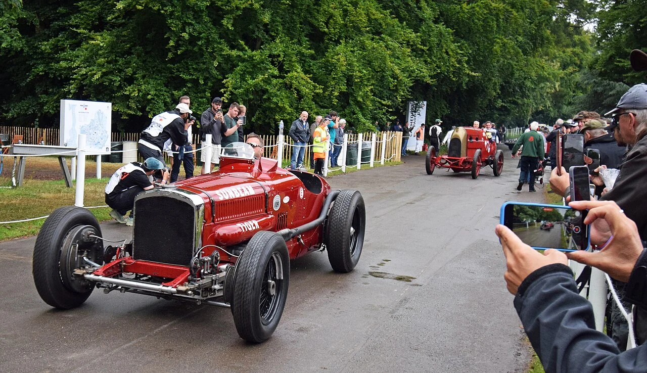 Voiture de course historique en démonstration — Goodwood Festival of Speed 2024 — Angleterre — galerie Sébastien Cartec Wallonie