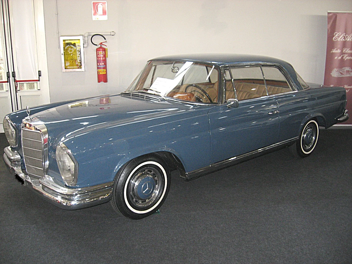 Mercedes Benz 220SE Coupé W111 — Auto e Moto d’Epoca 2008 — Italie — galerie Sébastien Cartec Wallonie