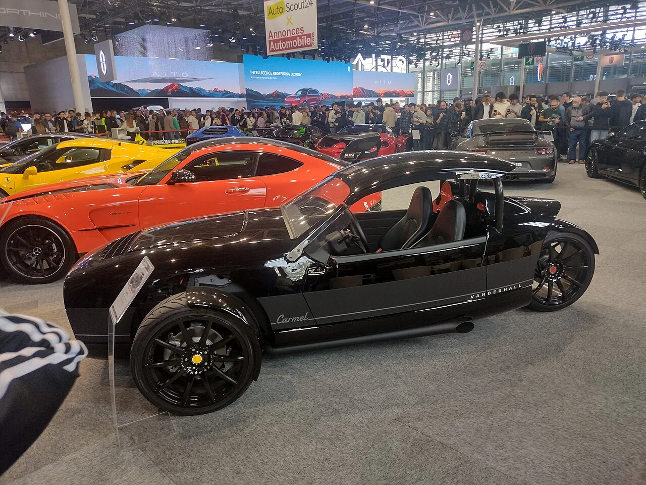 V&eacute;hicule &agrave; trois roues expos&eacute; &mdash; Mondial de l&rsquo;Auto &mdash; Paris 2024 &mdash; galerie Passion Auto de S&eacute;bastien Cartec