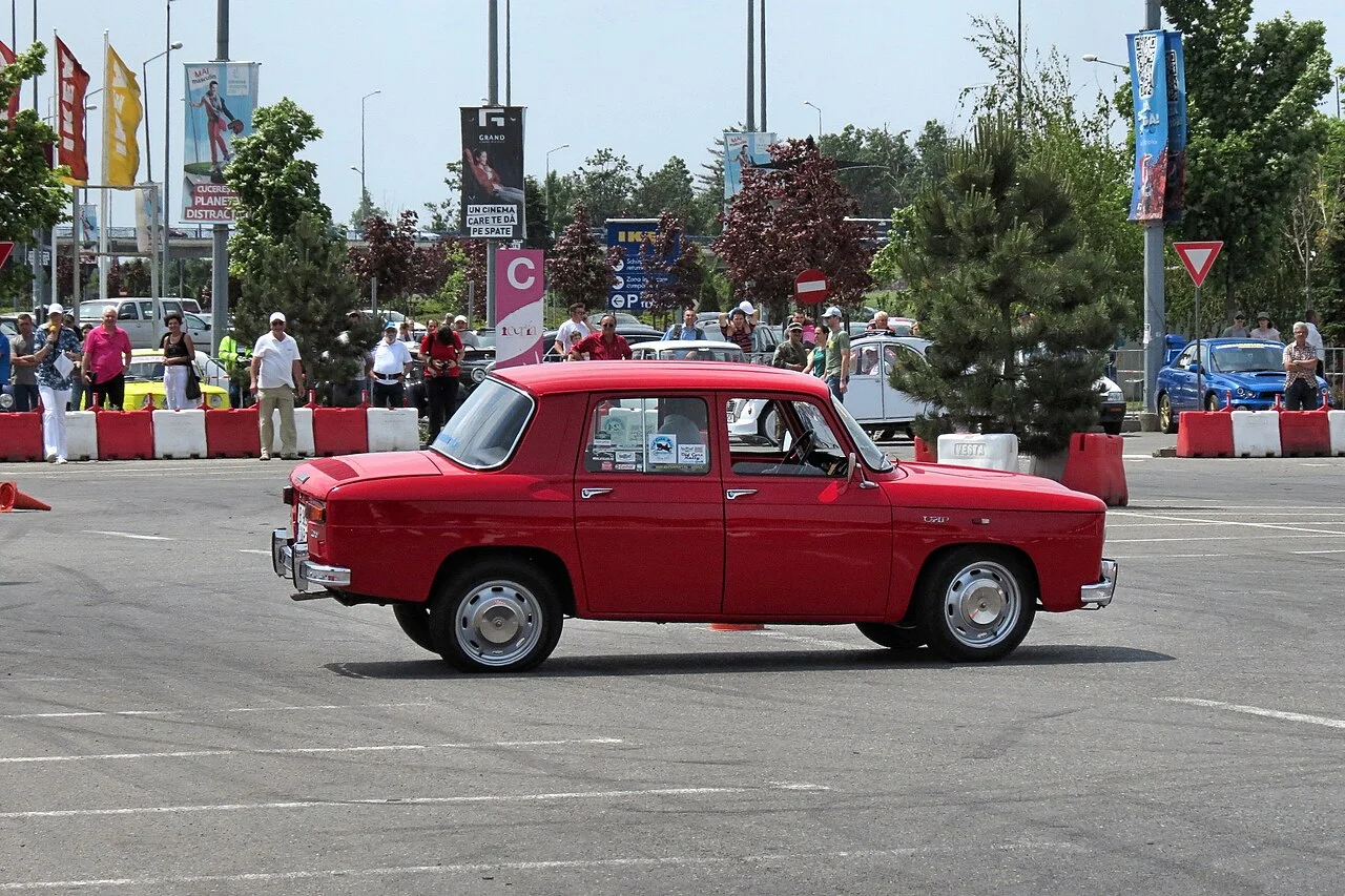 Dacia 1100 rouge &mdash; Rencontre de voitures anciennes &mdash; Bucarest 2012 &mdash; galerie Passion Auto de S&eacute;bastien Cartec