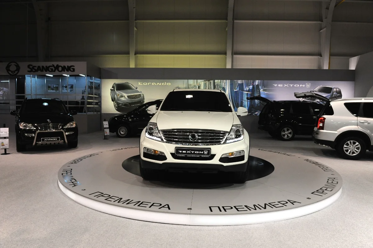 SsangYong Rexton W vu de face &mdash; Sofia Motor Show 2013 &mdash; galerie Passion Auto de S&eacute;bastien Cartec