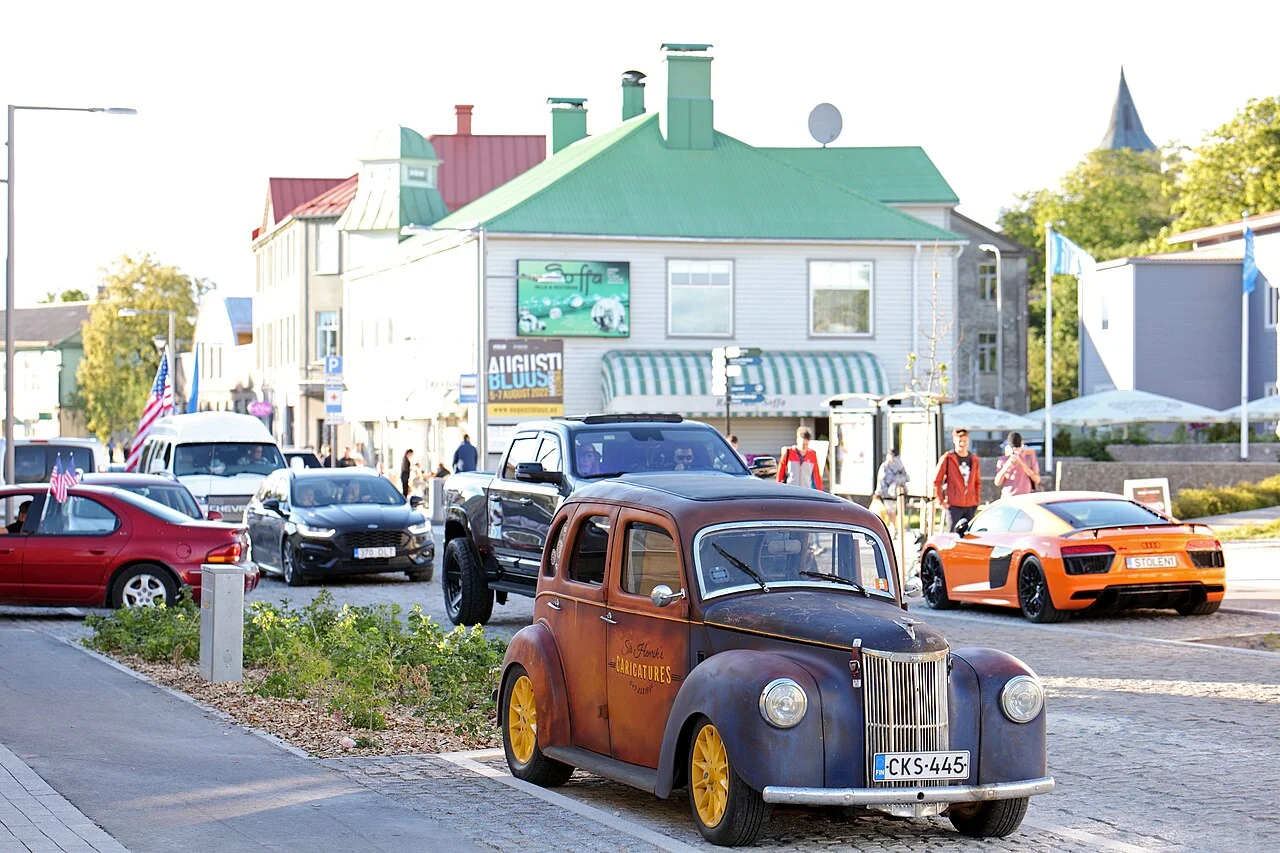 Voitures am&eacute;ricaines dans les rues de Haapsalu &mdash; American Beauty Car Show &mdash; Haapsalu 2022 &mdash; galerie Passion Auto de S&eacute;bastien Cartec