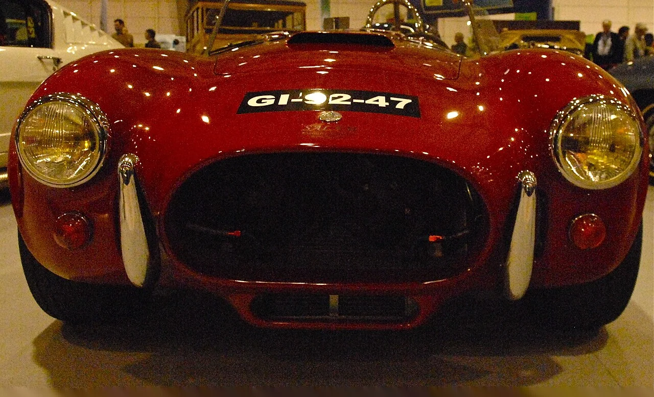 AC Cobra rouge &mdash; Motorcl&aacute;ssico &mdash; Lisbonne 2010 &mdash; galerie Passion Auto de S&eacute;bastien Cartec