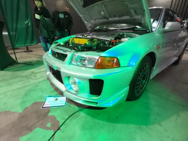 Voiture compacte pr&eacute;par&eacute;e, capot ouvert &mdash; International Motor Show Luxembourg 2025