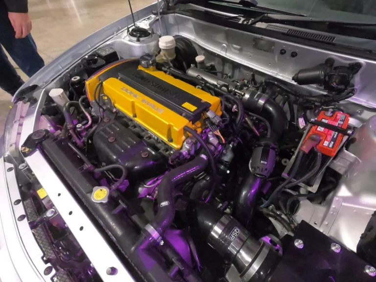 Compartiment moteur avec cache jaune et &eacute;l&eacute;ments violets &mdash; International Motor Show Luxembourg 2025