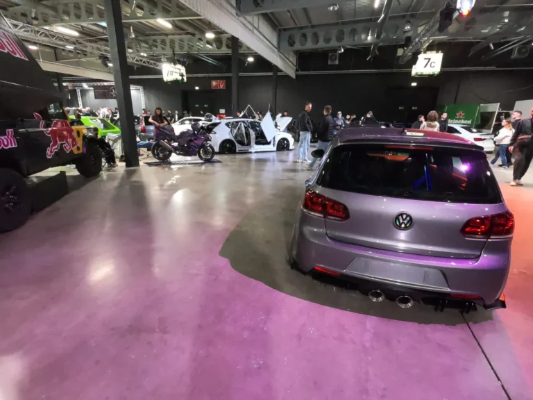 Volkswagen Golf grise dans le hall &mdash; International Motor Show Luxembourg 2025