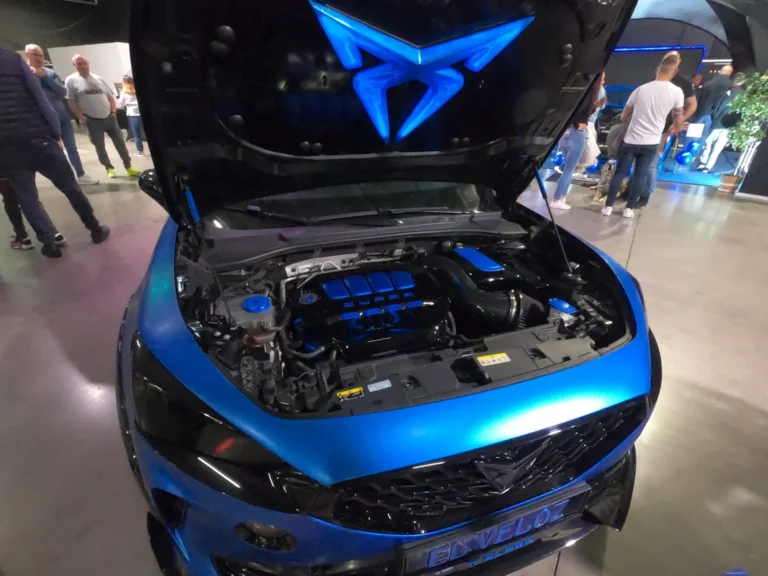 Compartiment moteur d&rsquo;une Volkswagen bleue &mdash; International Motor Show Luxembourg 2025