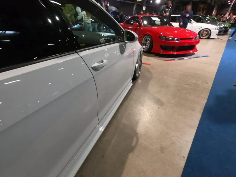 D&eacute;tail lat&eacute;ral d&rsquo;une Audi break blanche &mdash; International Motor Show Luxembourg 2025