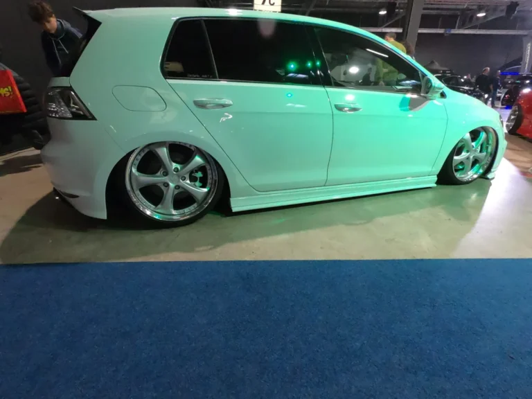 Volkswagen Golf blanche abaiss&eacute;e &mdash; International Motor Show Luxembourg 2025