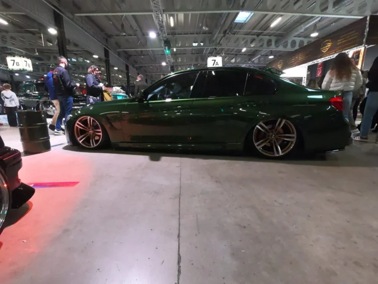 BMW berline verte abaiss&eacute;e &mdash; International Motor Show Luxembourg 2025
