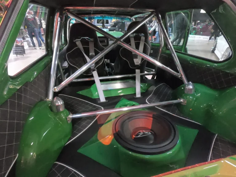 Installation audio et arceau dans une voiture pr&eacute;par&eacute;e &mdash; International Motor Show Luxembourg 2025