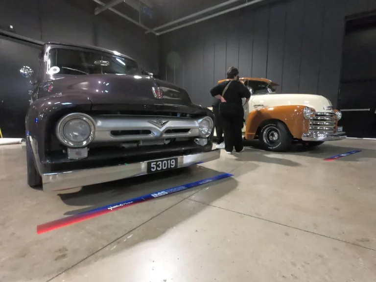 Pick-up am&eacute;ricain ancien violet &mdash; International Motor Show Luxembourg 2025