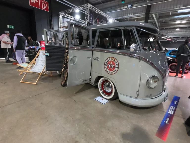 Volkswagen Combi gris et blanc &mdash; International Motor Show Luxembourg 2025