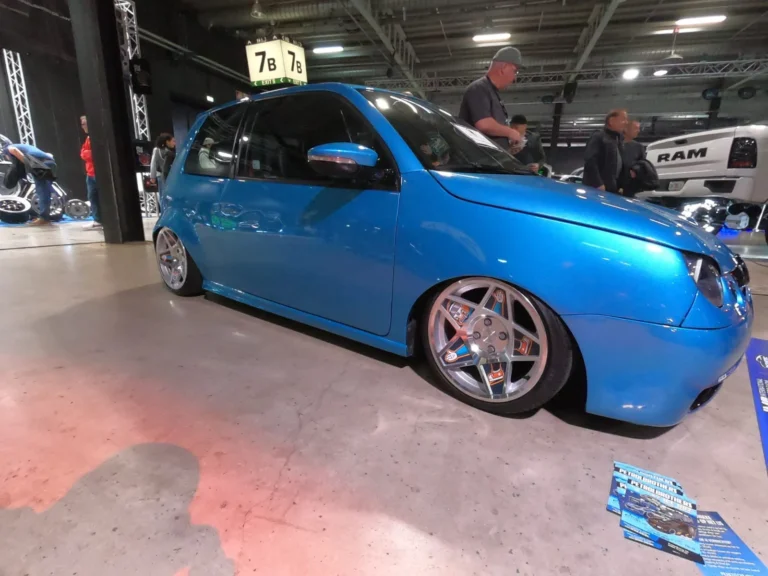 Voiture compacte bleue abaiss&eacute;e &mdash; International Motor Show Luxembourg 2025