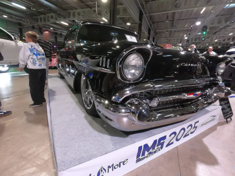 Voiture am&eacute;ricaine ancienne noire et chrom&eacute;e &mdash; International Motor Show Luxembourg 2025