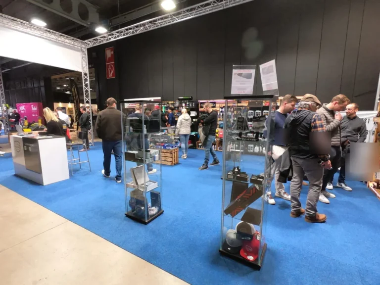 Stand et visiteurs dans le hall du salon &mdash; International Motor Show Luxembourg 2025