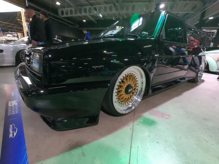 Voiture noire pr&eacute;par&eacute;e avec jantes dor&eacute;es &mdash; International Motor Show Luxembourg 2025