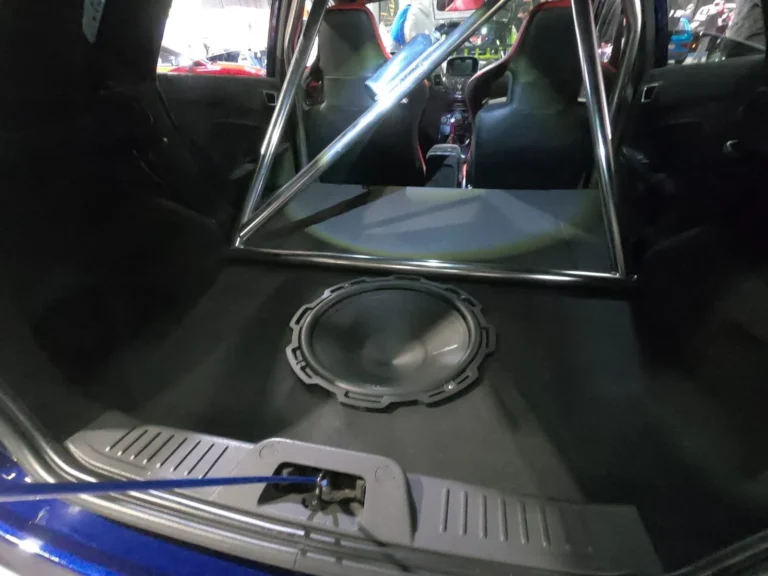 Installation audio dans une voiture pr&eacute;par&eacute;e &mdash; International Motor Show Luxembourg 2025