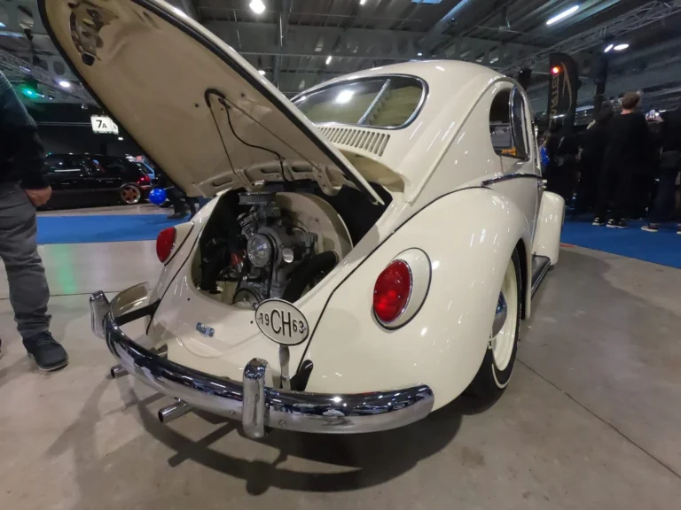 Volkswagen Coccinelle blanche, capot moteur ouvert &mdash; International Motor Show Luxembourg 2025
