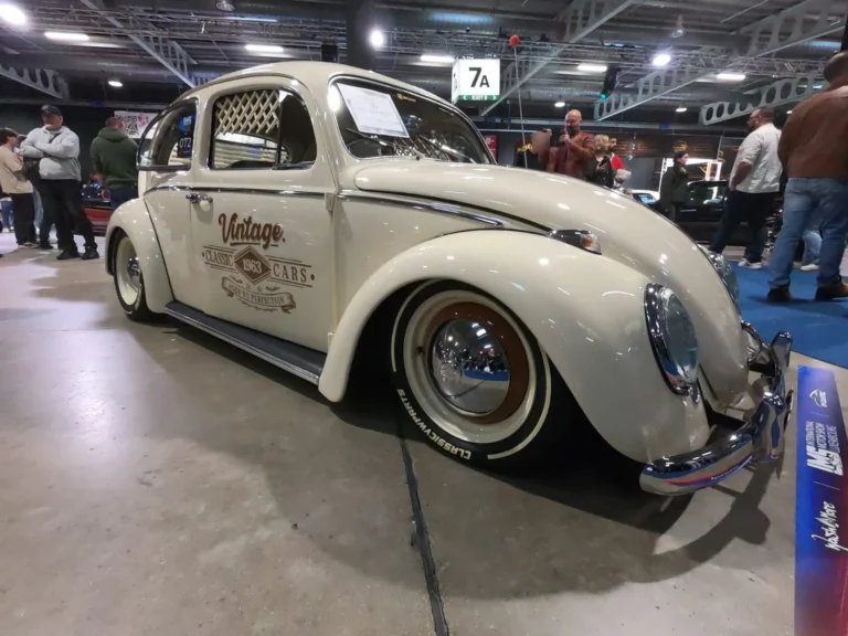 Volkswagen Coccinelle blanche abaiss&eacute;e &mdash; International Motor Show Luxembourg 2025