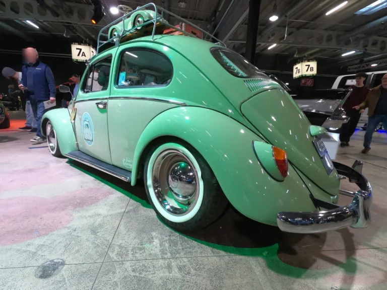 Volkswagen Coccinelle vert clair vue de l&rsquo;arri&egrave;re &mdash; International Motor Show Luxembourg 2025