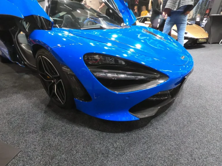 McLaren bleue vue de face &mdash; International Motor Show Luxembourg 2025