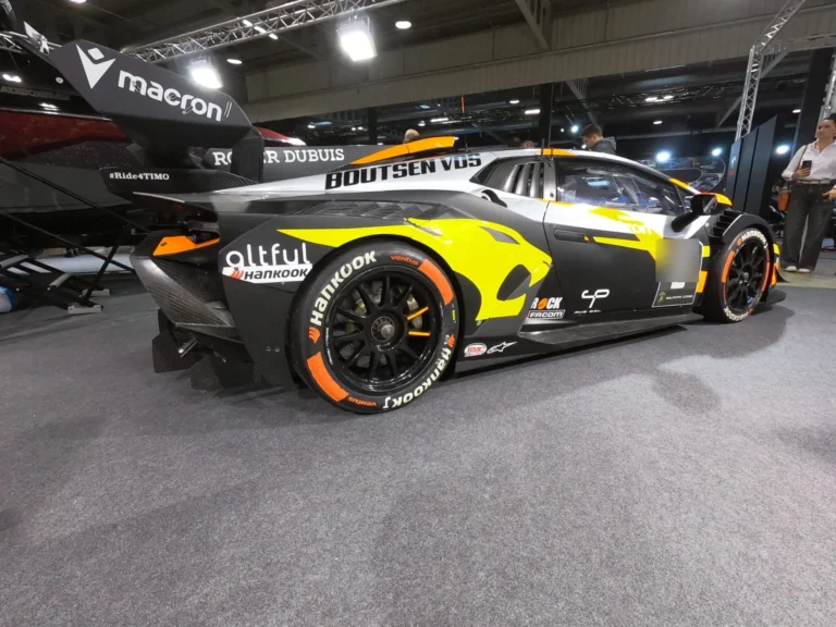 Voiture de comp&eacute;tition jaune et noire &mdash; International Motor Show Luxembourg 2025