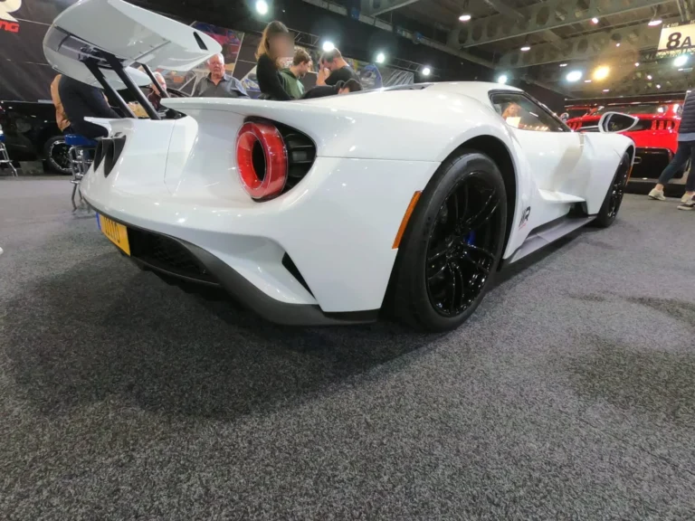 Ford GT blanche vue de l&rsquo;arri&egrave;re &mdash; International Motor Show Luxembourg 2025