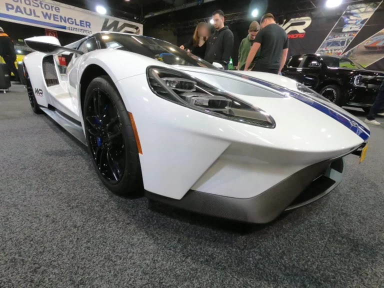 Ford GT blanche vue de face &mdash; International Motor Show Luxembourg 2025