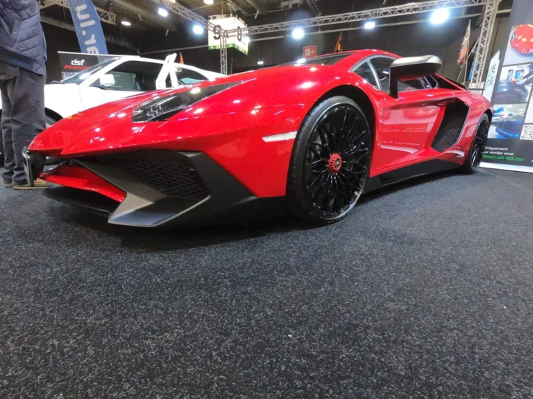 Voiture sportive rouge avec portes ouvertes &mdash; International Motor Show Luxembourg 2025