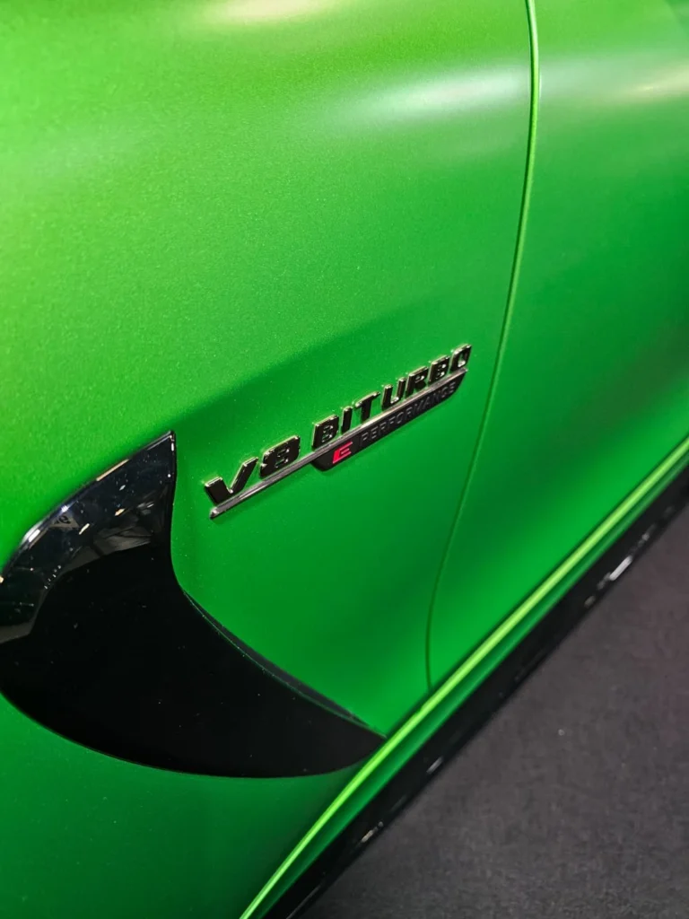 Badge V8 Biturbo sur une carrosserie verte &mdash; International Motor Show Luxembourg 2025