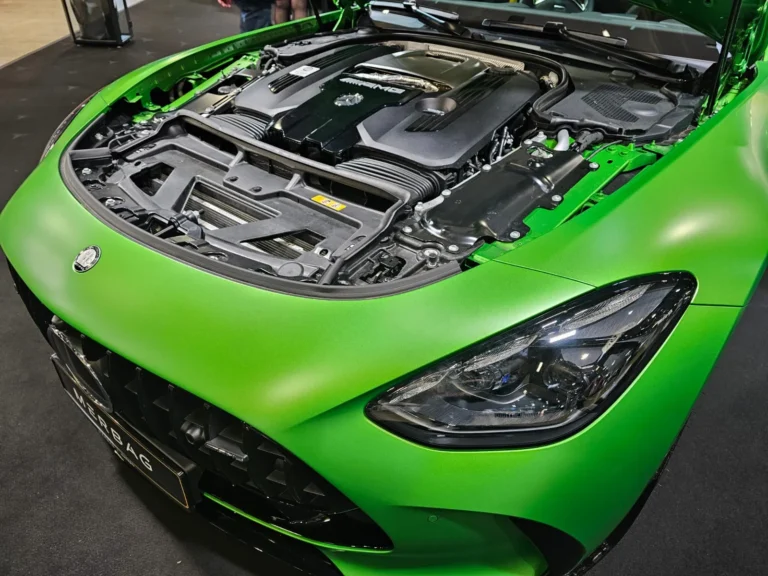Compartiment moteur de la Mercedes-AMG verte &mdash; International Motor Show Luxembourg 2025
