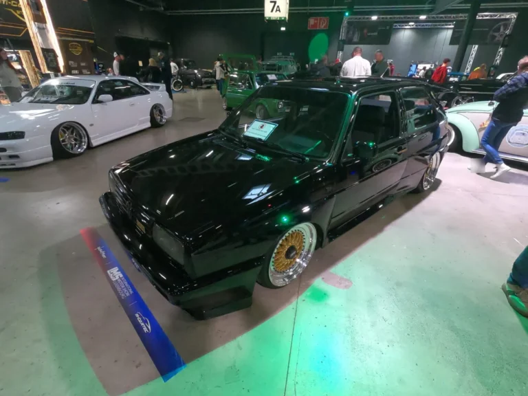 Voiture noire abaiss&eacute;e vue de trois quarts &mdash; International Motor Show Luxembourg 2025