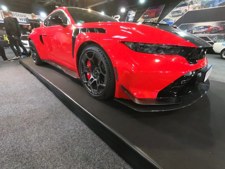 Voiture sportive rouge vue de face &mdash; International Motor Show Luxembourg 2025
