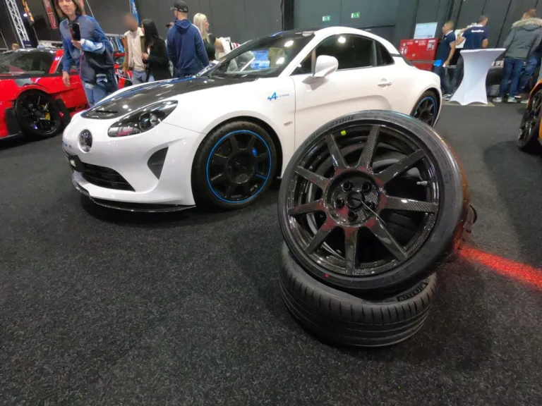 Toyota GR Yaris blanche et exposition de jantes &mdash; International Motor Show Luxembourg 2025