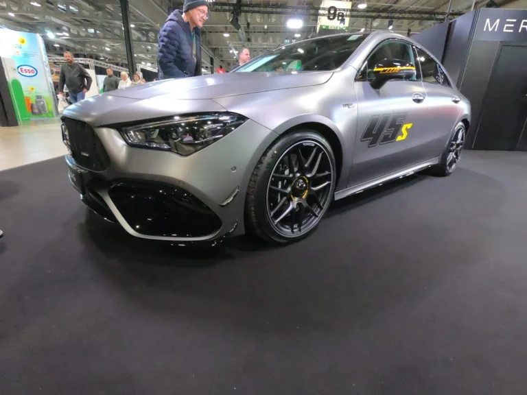 Alfa Romeo sportive grise &mdash; International Motor Show Luxembourg 2025
