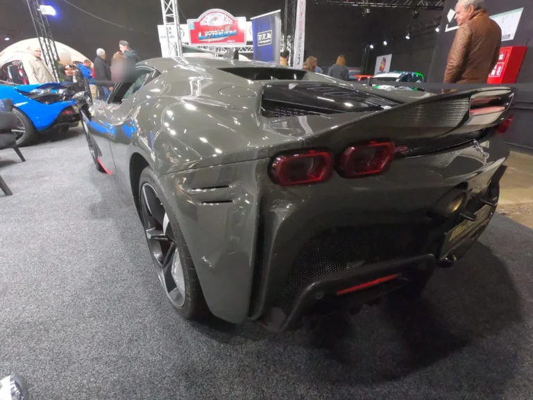 Lotus sportive grise avec aileron &mdash; International Motor Show Luxembourg 2025