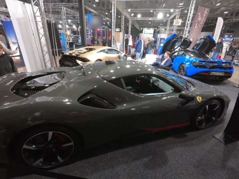 Voiture sportive grise vue de profil &mdash; International Motor Show Luxembourg 2025