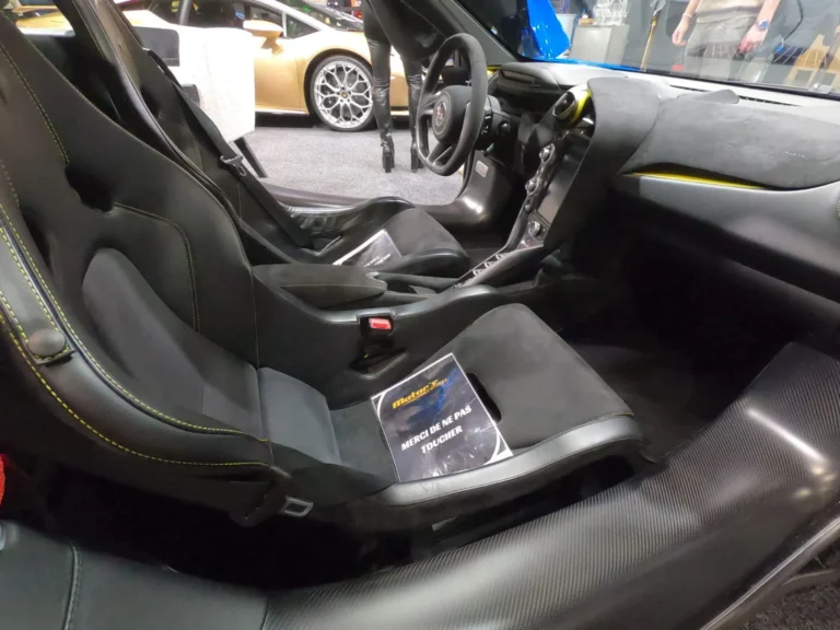 Habitacle et si&egrave;ges d&rsquo;une voiture sportive &mdash; International Motor Show Luxembourg 2025
