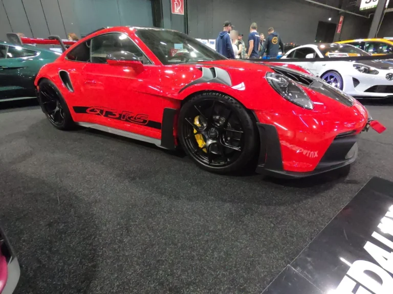 Porsche rouge pr&eacute;par&eacute;e vue de trois quarts &mdash; International Motor Show Luxembourg 2025