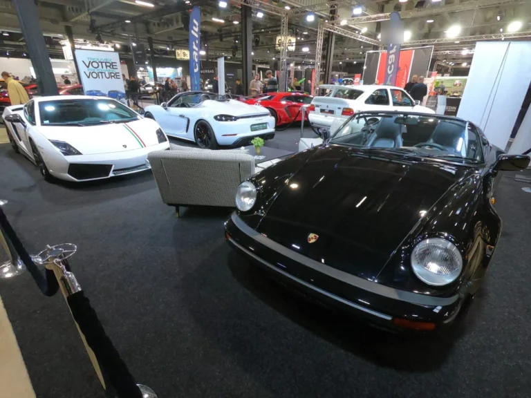 Voitures sportives expos&eacute;es dans le hall &mdash; International Motor Show Luxembourg 2025
