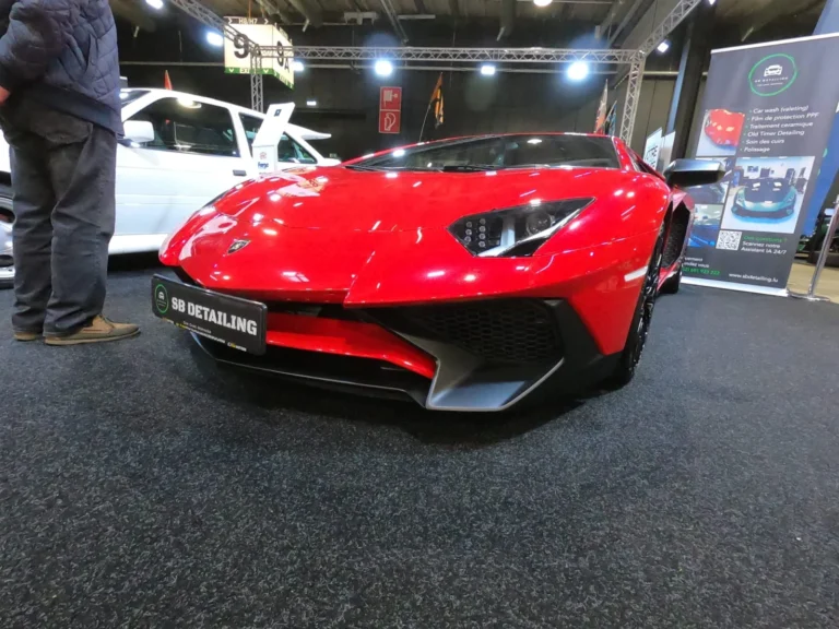 Voiture sportive rouge vue de face &mdash; International Motor Show Luxembourg 2025