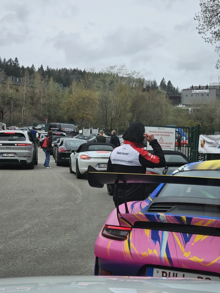 Alignement de Porsche et aileron d&rsquo;une sportive rose &mdash; Porsche Days 2026